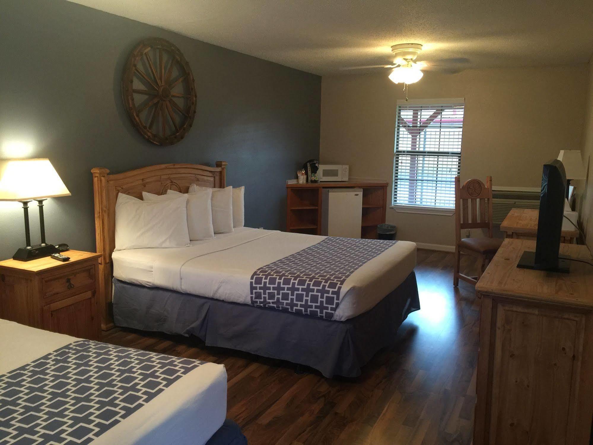 Four Horseman Travel Lodge Pilot Point Exteriér fotografie
