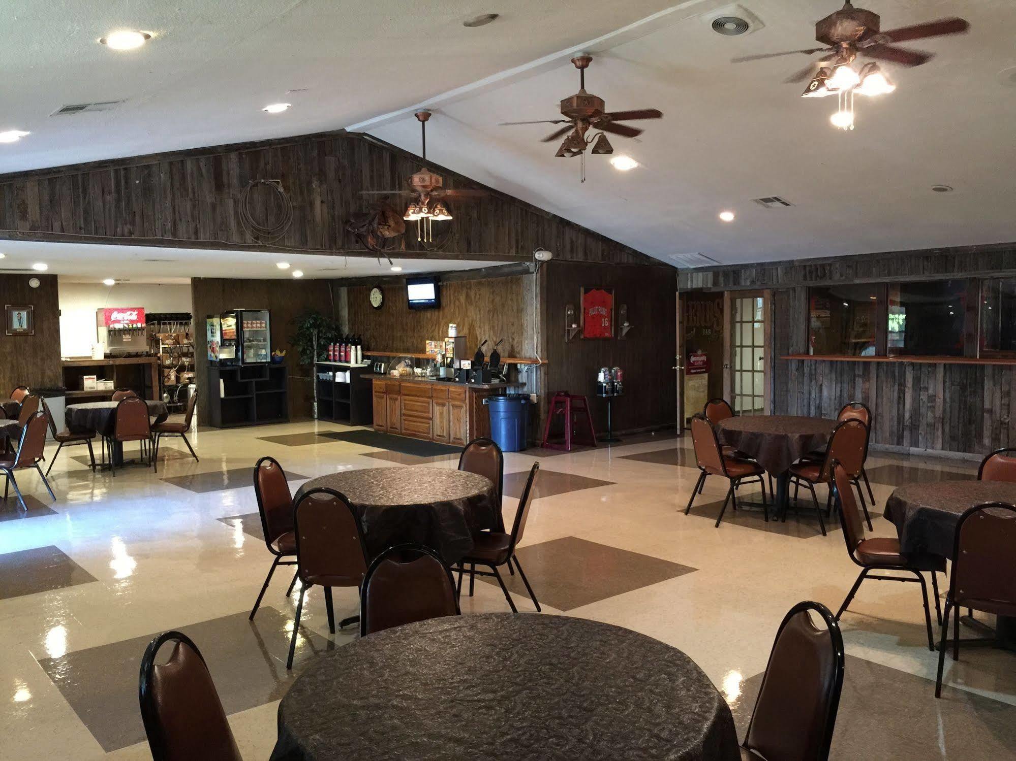 Four Horseman Travel Lodge Pilot Point Exteriér fotografie